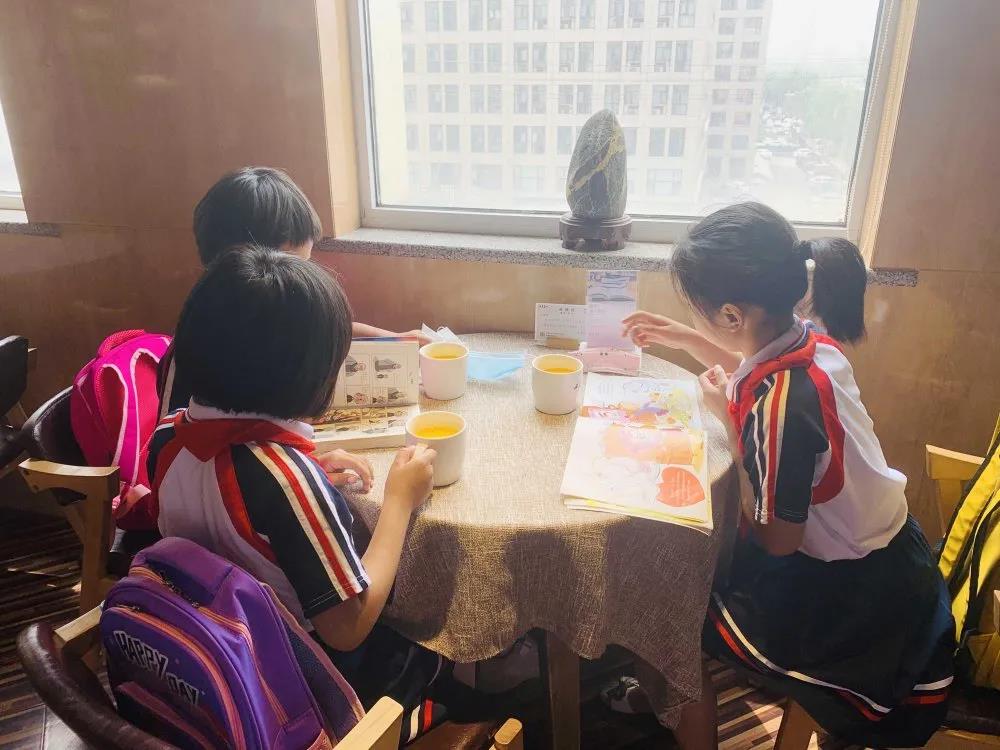 大手牽小手 溫情暖童心 —華百廣場攜手區(qū)婦聯(lián)、肯德基開展六一兒童節(jié)獻愛心活動