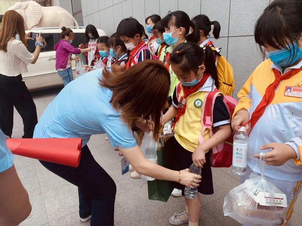 大手牽小手 溫情暖童心 —華百廣場攜手區(qū)婦聯(lián)、肯德基開展六一兒童節(jié)獻愛心活動