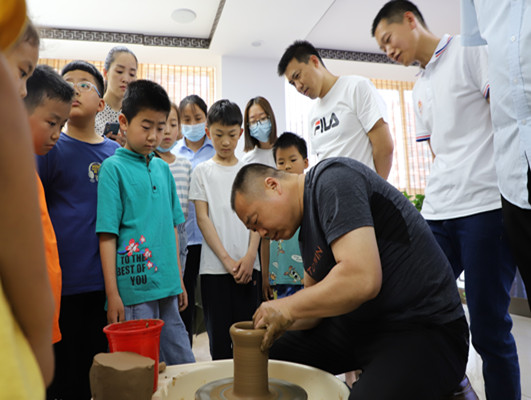 龍格黑陶走進社區(qū)