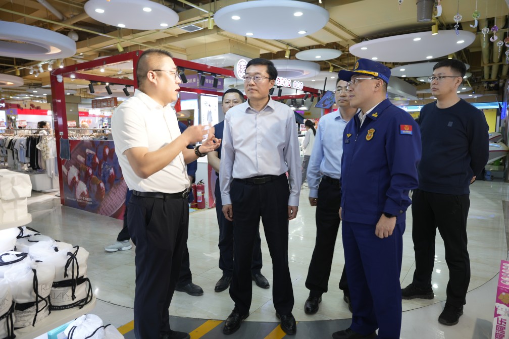 【長(zhǎng)田動(dòng)態(tài)】濟(jì)陽(yáng)區(qū)長(zhǎng)王友進(jìn)五一節(jié)期間蒞臨華百?gòu)V場(chǎng)視察指導(dǎo) 筑牢安全防線(xiàn) 助力假日經(jīng)濟(jì)